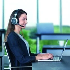 Jabra Evolve 80 UC -Logitech Shop 80 evolve female office v3