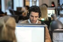 EPOS | Sennheiser ADAPT 230 -Logitech Shop adapt 200 lifestyle 05 2