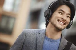 Jabra Evolve2 75 USB-C MS - Teams -Logitech Shop jabra evolve2 75 lifestyle male street medium 2