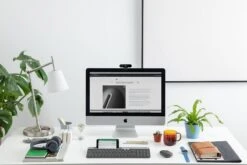 Logitech Brio + Logitech Zone Wireless Pack -Logitech Shop k580 brio lifestyle 7